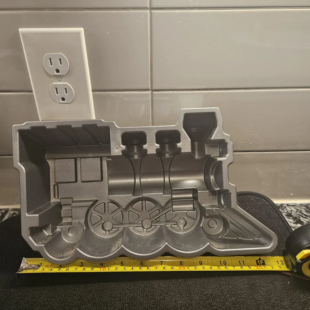 Nordic Ware Locomotive Pan Train Birthday‎ Cake Heavy Cast Aluminum Train